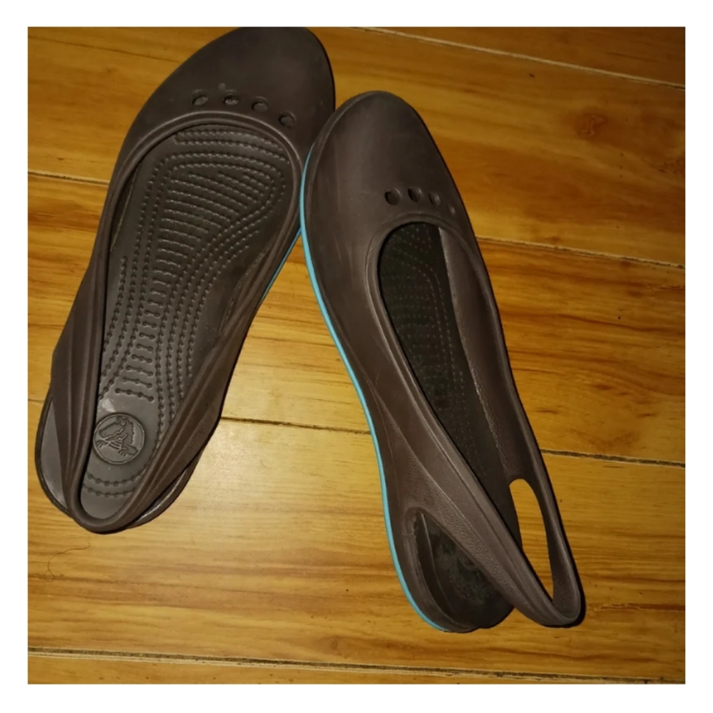 crocs comfortable and stylish brown slip-on shoes for women. Size 9
